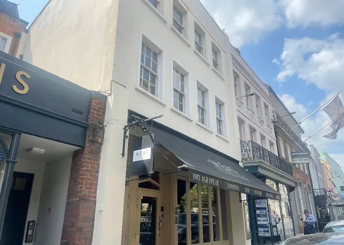 Watch Changing Of The Guard And Walk To The Castle! 2 Bedroom Apartment
